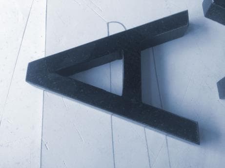 Изготовление букв для логотипа компании из черного 
гранита